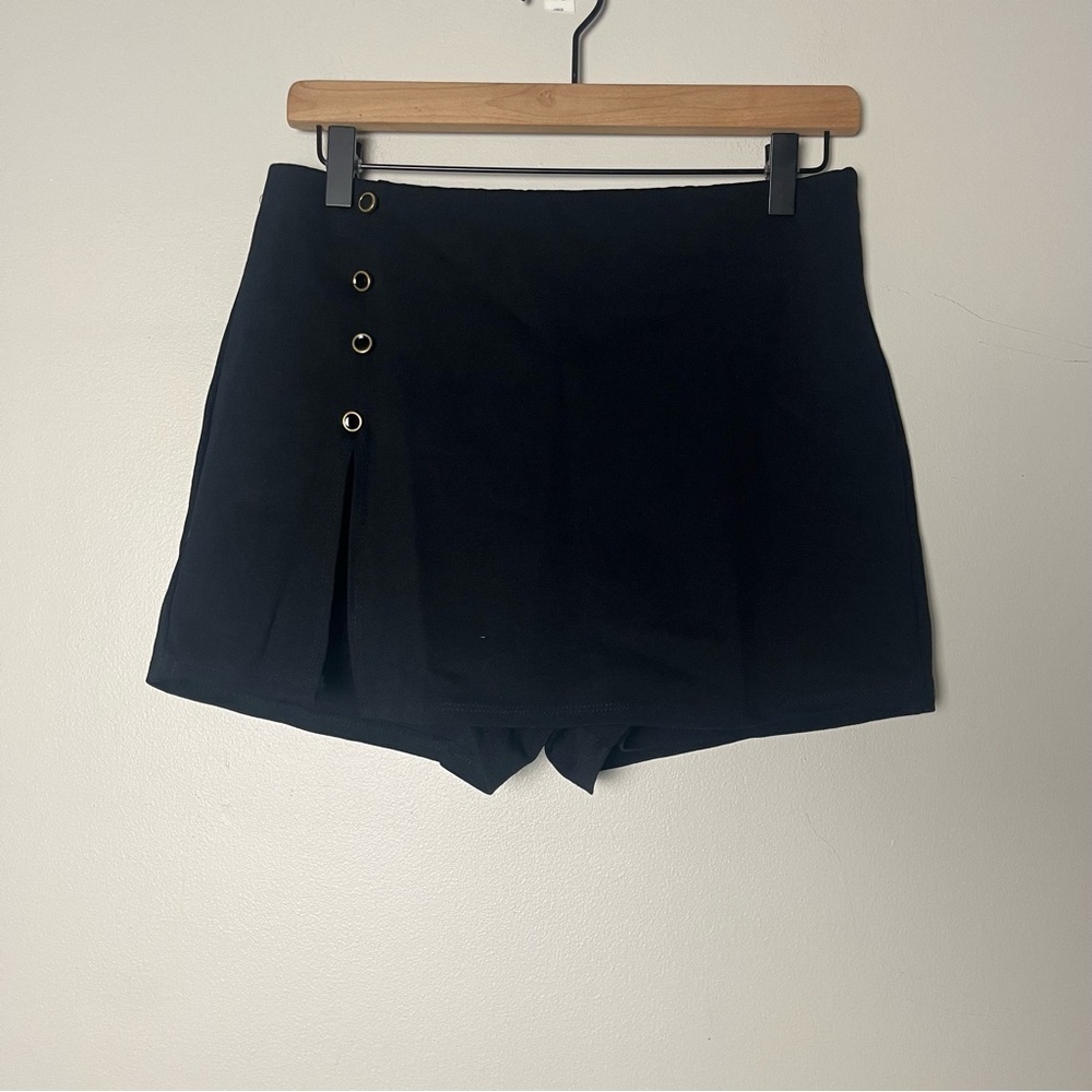 Mezzanine Button Detail‎ Black Skort Large